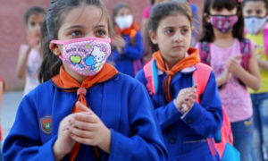 طلاب في مدرسة بدمشق مع انطلاق العام الدراسي (رويترز)