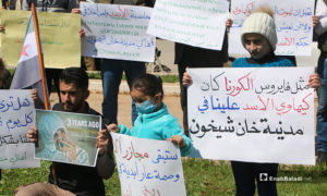 وقفة احتجاجية في مدينة إدلب إحياءً للذكرى الثالثة لمجزرة الكيماوي التي نفذها النظام السوري على خان شيخون، 4 من نيسان (عنب بلدي)