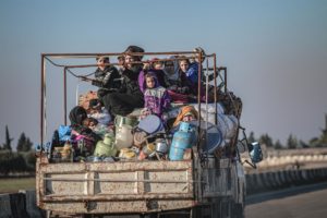 نازحون في إدلب يهربون من قصف طائرات النظام وروسيا (الأناضول)