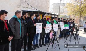 إعلاميون وناشطون يقفون تضامنًا ضد اعتقال الصحفي مصطفى عبد الفتاح الحسين لدى هيئة تحرير الشام  -25 كانون الأول 2020(عنب بلدي /عاصم المحلم)