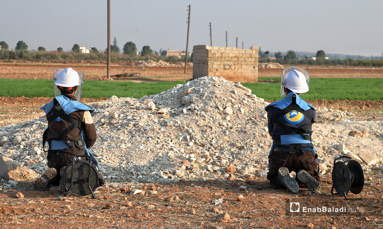 عناصر من الدفاع المدني يعملون على إزالة مخلفات القصف غير المنفجرة في مدينة الباب بريف حلب  -3 كانون الأول 2020 (عنب بلدي / عاصم ملحم)