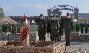 عسكريون روس خلال افتتاح نصب تذكاري في قاعدة حميميم في اللاذقية 26 من كانون الأول 2020 (تاس)