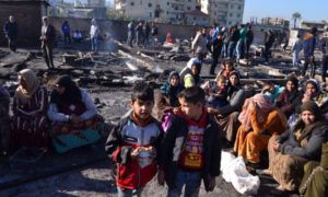 سوريون يعودون إلى مخيمهم بعد حرقه في شمالي لبنان 27 من كانون الأول 2020