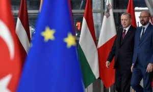 الرئيس التركي رجب طيب أردوغان ورئيس المجلس الأوروبي شارل ميشيل (رويترز)