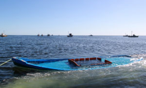 سحب مركب مهاجرين قبالة السواحل التونسية 13 من تشرين الأول 2020 (أ ف ب)