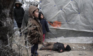 أطفال لاجئون في مخيم ضمن الجزر اليونانية (تويتر)