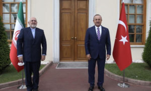 وزير الخارجية الإيراني جواد ظريف ونظيره التركي مولود تشاووش أوغلو بمدينة اسطنبول - 15 من حزيران 2020 (الأناضول)
