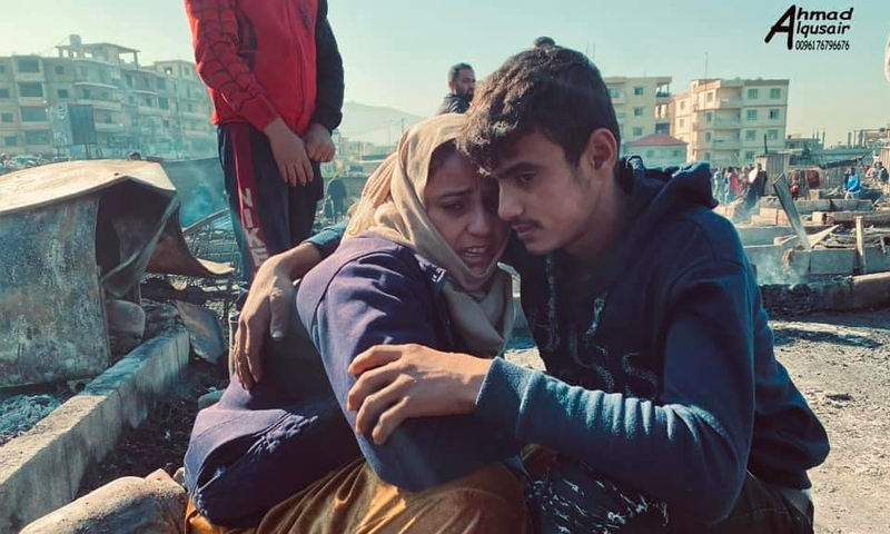 لاجئان سوريان في مخيم المنية شمالي طرابلس بعد تعرضه لحريق أدى إلى تهجيرهم - 27 من كانون الأول 2020 (الصحفي أحمد القصير)