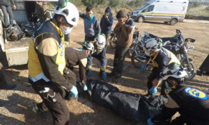 فرق الدفاع المدني تنقل جثامين مدنيين قتلوا باستهداف لقوات النظام على قرية الزقوم في ريف حماة الشمالي - 26 كانون الأول 2020 (الدفاع المدني)
