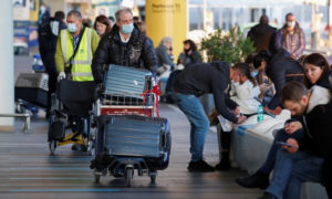 راكب يمشي في مطار فيوميتشينو بعد أن أعلنت الحكومة الإيطالية تعليق جميع الرحلات الجوية من وإلى المملكة المتحدة بسبب مخاوف من ظهور سلالة جديدة من الفيروس التاجي ، وسط انتشار مرض فيروس كورونا، في روما ، إيطاليا، 20 من كانون الأول 2020. (رويترز)

