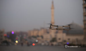 طائرة درون من طراز DJI Mini تحلق في مدينة إدلب - تشرين الأول 2020 (عنب بلدي/ يوسف غريبي)
