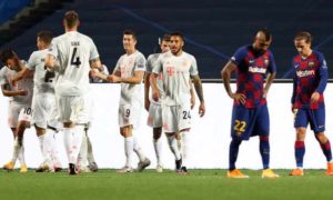 فرحة لاعبي بايرن ميونيخ بتسجيل أحد الأهداف على برشلونة في المباراة التي انتهت بنتيجة 8-2 لبايرن ميونيخ وهي واحدة من أبرز أحداث العام 2020 (90m)