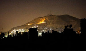  جبل قاسيون المطلل على دمشق مع انقطاع الكهرباء في عدة مناطق، (نورث برس)