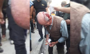 رجل مسن تعرض للضرب خلاله وقوفه في طابور أمام فرن في مدينة حلب - 30 من تشرين الأول 2020 (فيس بوك)