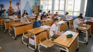 طلاب في مدرسة تركية يجرون امتحانًا - 29 من حزيران 2020 - (aa)