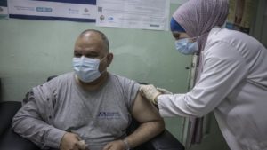 عامل طبي يعطي جرعة من لقاح فيروس 