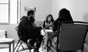 جلسة نفسية اجتماعية مع لاجئ ومعالج ومترجم في مخيم بيكبا في ليسفوس، 9 آذار 2016(thenewhumanitarian)
