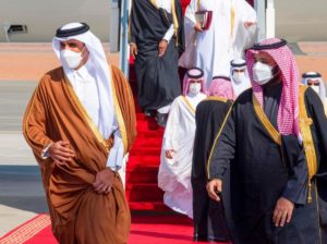 ولي العهد السعودي، محمد بن سلمان، يستقبل أمير قطر، تميم بن حمد، فور وصوله لحضور قمة 