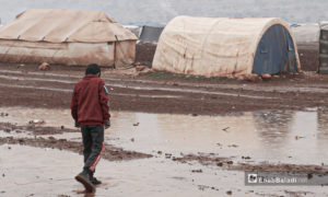 طفل يقف أمام مخيمات منطقة 