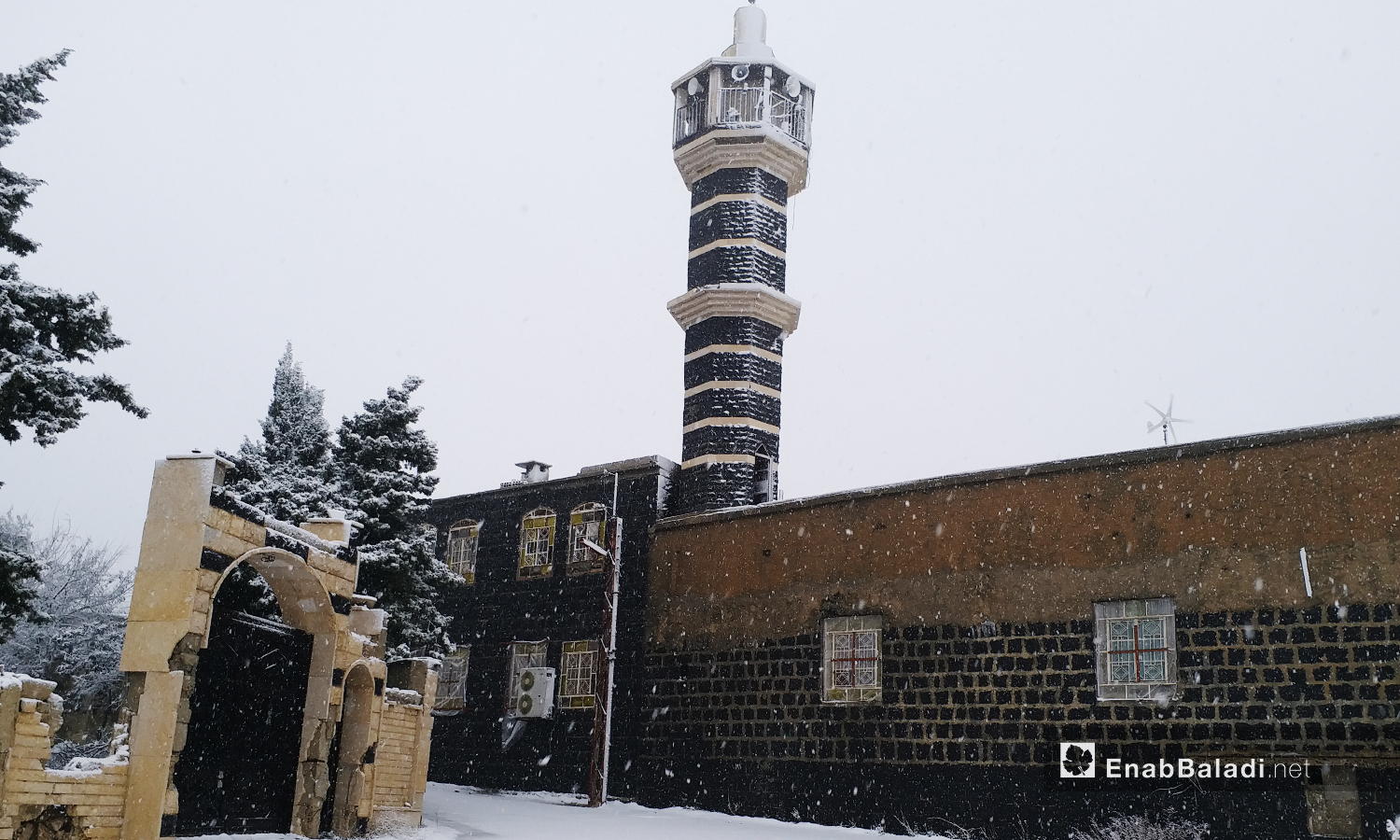 مسجد بلدة جباتا الخشب بريف القنيطرة يكسوها الثلج - 21 كانون الثاني 2021 (عنب بلدي)