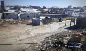 غرق مخيمات عرسال للاجئين السوريين الواقعة في أقصى الشمال الشرقي من محافظة البقاع اللبنانية، بعد العاصفة الثلجية التي ضربت البلدة- 21 من كانون الثاني 2021 (عنب بلدي)