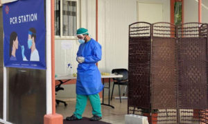 صورة لعامل صحي في موقع اختبار فيروس كورونا الجديد (كوفيد -19) في المركز الطبي بمستشفى سانت جورج في بيروت، لبنان، 15 كانون الثاني 2021 (رويترز)