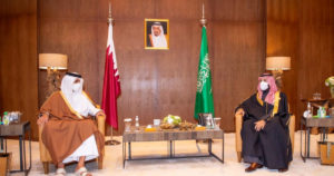 ولي العهد السعودي محمد بن سلمان أثناء استقبال أمير قطر تميم بن حمد في يوم انعقاد المصالحة الخليجية في مدينة العلا غربي السعودية- 5 من كانون الثاني 2021 (وكالة الأنباء السعودية)
