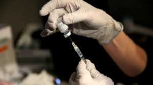 مدير الصيدلة لارين سوه تحضر جرعة من لقاح فيروس كورونا التابع لشركة Pfizer-BioNTech في مستشفى ماساتشوستس العام في بوسطن - 16 كانون الأول 2020 (رويترز)