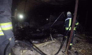 فرق الدفاع المدني تطفئ حريقًا نشب في مخيم للنازحين في ريف إدلب الشمالي - 11 كانون الثاني 2021 (الدفاع المدني)