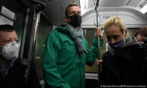 المعارض الروسي  ألكسي نافالني وزوجته في أثناء عودته إلى موسكو (DW)
