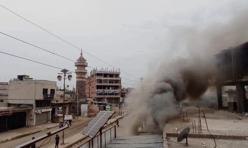 دخان متصاعد نتيجة حريق نشب بعد اشتباكات عشائرية في مدينة طفس بريف درعا االغربي - 13 كانون الثاني 2021 (طفس الحدث)