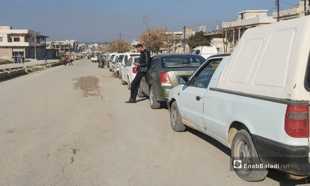 طابور لتعبئة البنزين في ريف حمص الشمالي - 10 كانون الثاني 2021 (عنب بلدي/ عروة المنذر)