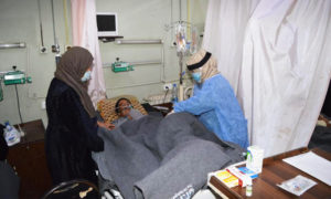 ممرضة تعتني بمريض يستخدم التنفس الصناعي في مشفى الرازي الحكومي في مدينة حلب - 4 كانون الثاني 2021 (صفحة المركز الإذاعي والتلفزيون بمحافظة حلب على فيسبوك)