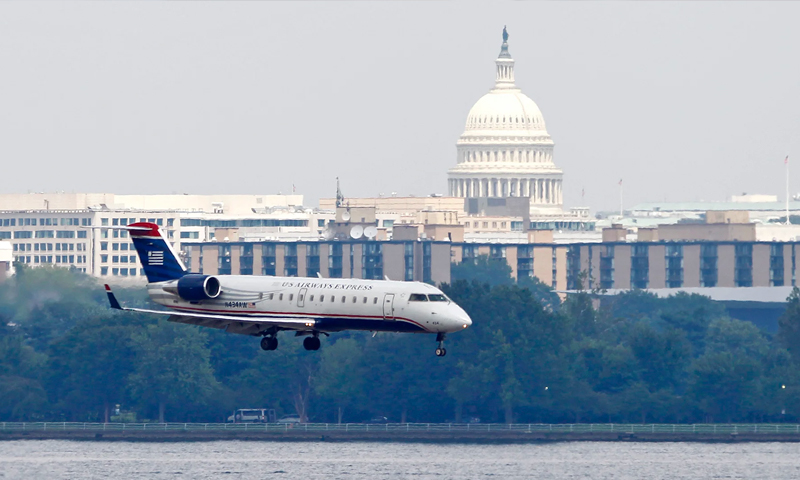 طائرة أمريكية تهبط في مطار واشنطن الوطني - 2 آب 2012 (ِAP)