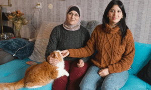 السورية هبة برفقة والدتها وقطها الذي جاء من دمشق إلى هولندا- 20 من كانون الثاني 2021 (موقع 