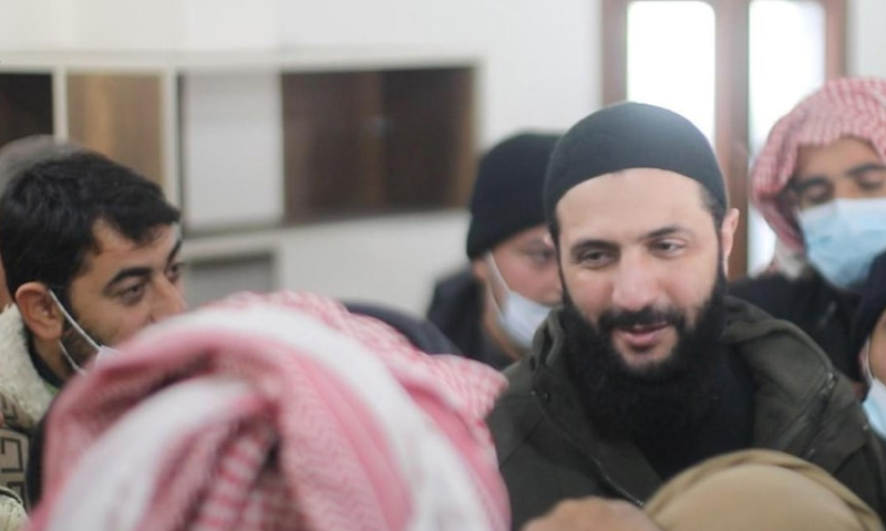 قائد هيئة تحرير الشام أبو محمد الجولاني في زيارة للمخيمات المتضررة من العواصف المطرية في إدلب - 23 كانون الثاني 2021 (قناة هيئة تحرير الشام عبر تلجرام)
