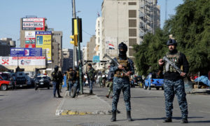 قوات أمنية تغلق الطريق المؤد إلى مكان تفجير بغداد (رويترز)