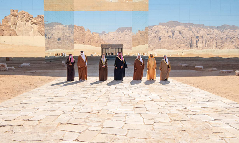 قادة دول مجلس التعاون الخليجي أمام مبنى القمة الخليجية في مدينة العلا السعودية، اليوم 5 من كانون الثاني (وكالة الأنباء السعودية)