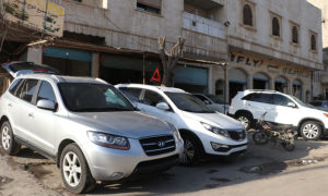 سيارات مستوردة معروضة للبيع في مدينة الباب في ريف حلب الشمالي، 11 من كانون الثاني (خاص عنب بلدي)