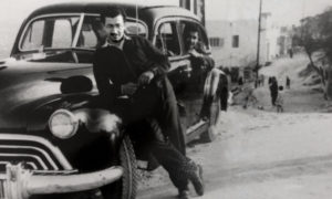 إسحاق شوشان مع السيارة التي استخدمها كسيارة أجرة في بيروت لتوفير غطاء لتجسسه - 1948 (نيويورك تايمز)