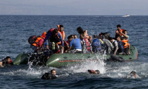 طالبو لجوء يسبحون بعد أنا وصل قاربهم من تركيا إلى اليونان شاطئ جزيرة ليسبوس في اليونان (AP)