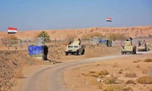 قوات عراقية تتجمع بالقرب من معبر القائم الحدودي بين سوريا والعراق (AFP)