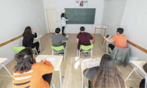 طلاب يتلقون درسًا في دورة خاصة (Kocaeli Time)
