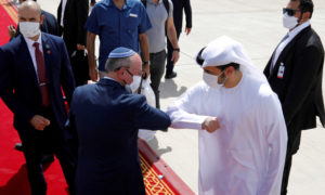 
مسؤولان إماراتي وإسرائيلي يتبادلان التحية في مطار أبوظبي (رويترز)
