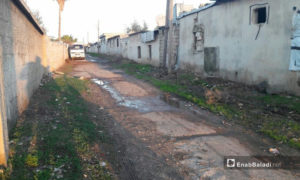 الصرف الصحي في شوارع مخيم زيزون بدرعا - كانون الأول 2020 (عنب بلدي حليم محمد)