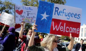 أمريكيون يتظاهرون دعمًا للاجئين في تكساس، الولايات المتحدة الأمريكية (latimes)