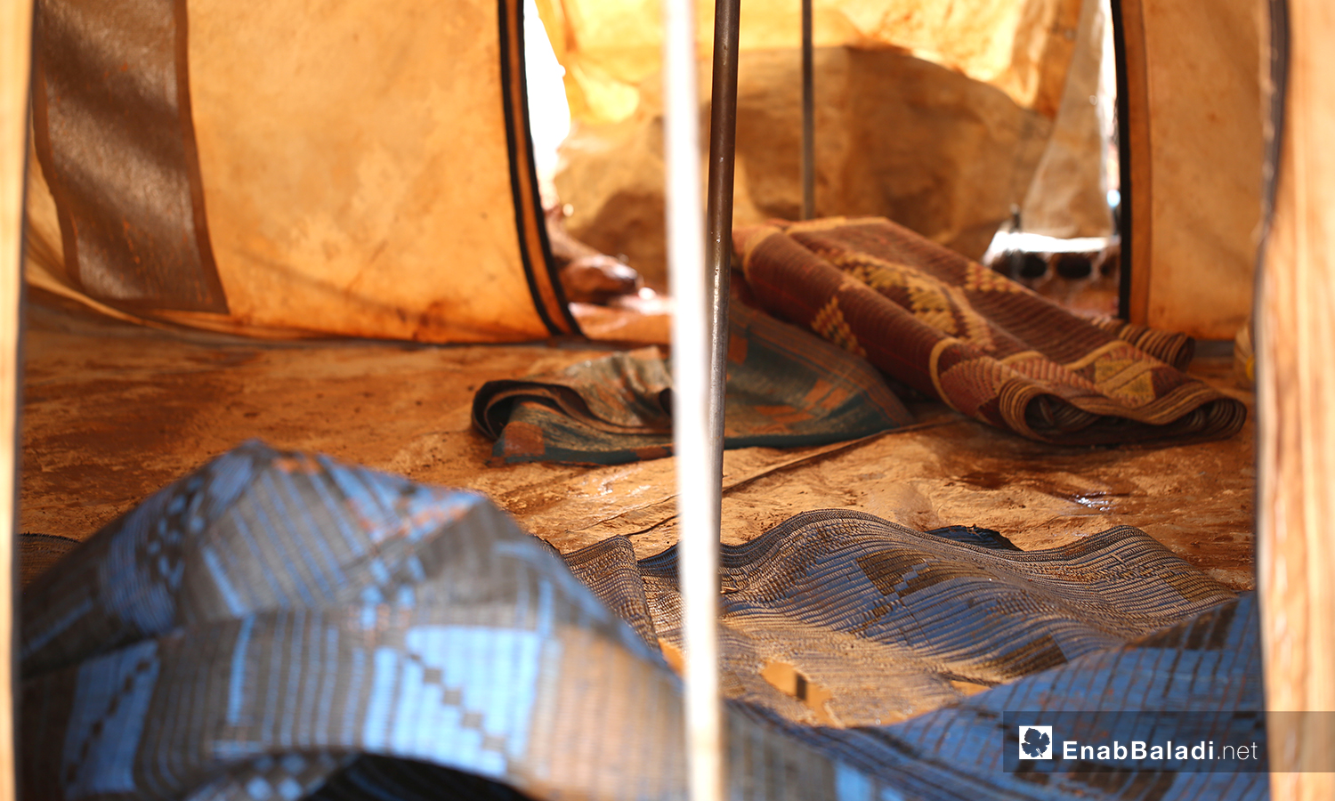 خيمة دخلت إليها مياه الأمطار في مخيم حربنوش بريف إدلب - 19 كانون الثاني 2021 (عنب بلدي - يوسف غريبي)