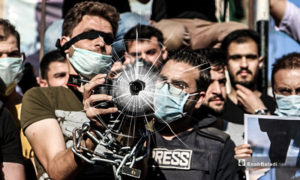 وقفة احتجاجية على الاعتداءات المتكررة من قبل الجهات العسكرية على الصحفيين والمصورين في الشمال السوري - 10 حزيران 2020 (تعديل عنب بلدي)