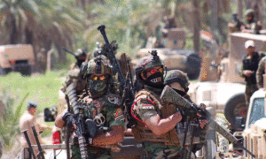 عناصر من القوى الأمنية العراقية يستقلون سيارة في نينوى - 19 من كانون الثاني 2021 (يحيى رسول/تويتر)
