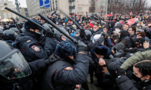 اشتباك ضباط إنفاذ القانون مع المشاركين خلال مسيرة لدعم زعيم المعارضة الروسي المسجون أليكسي نافالني في موسكو ، روسيا - 23 كانون الثاني 2021(رويترز)